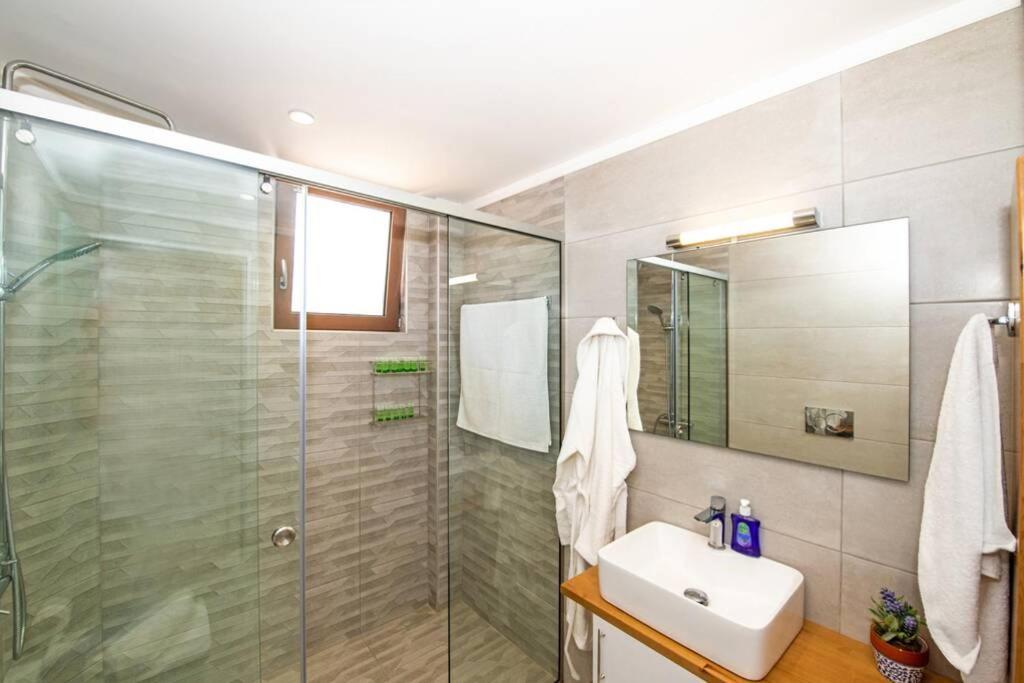 Villa Anthi, A Modern Villa With Salted Water Pool,Hot Tub & Bbq! Rethymno Eksteriør bilde